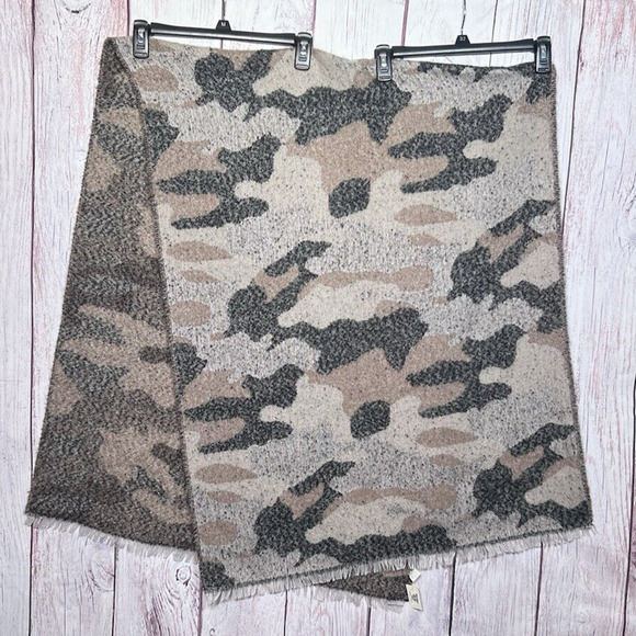 World Market Warm Cozy Over sized Camo Scarf NWT - Picture 3 of 10